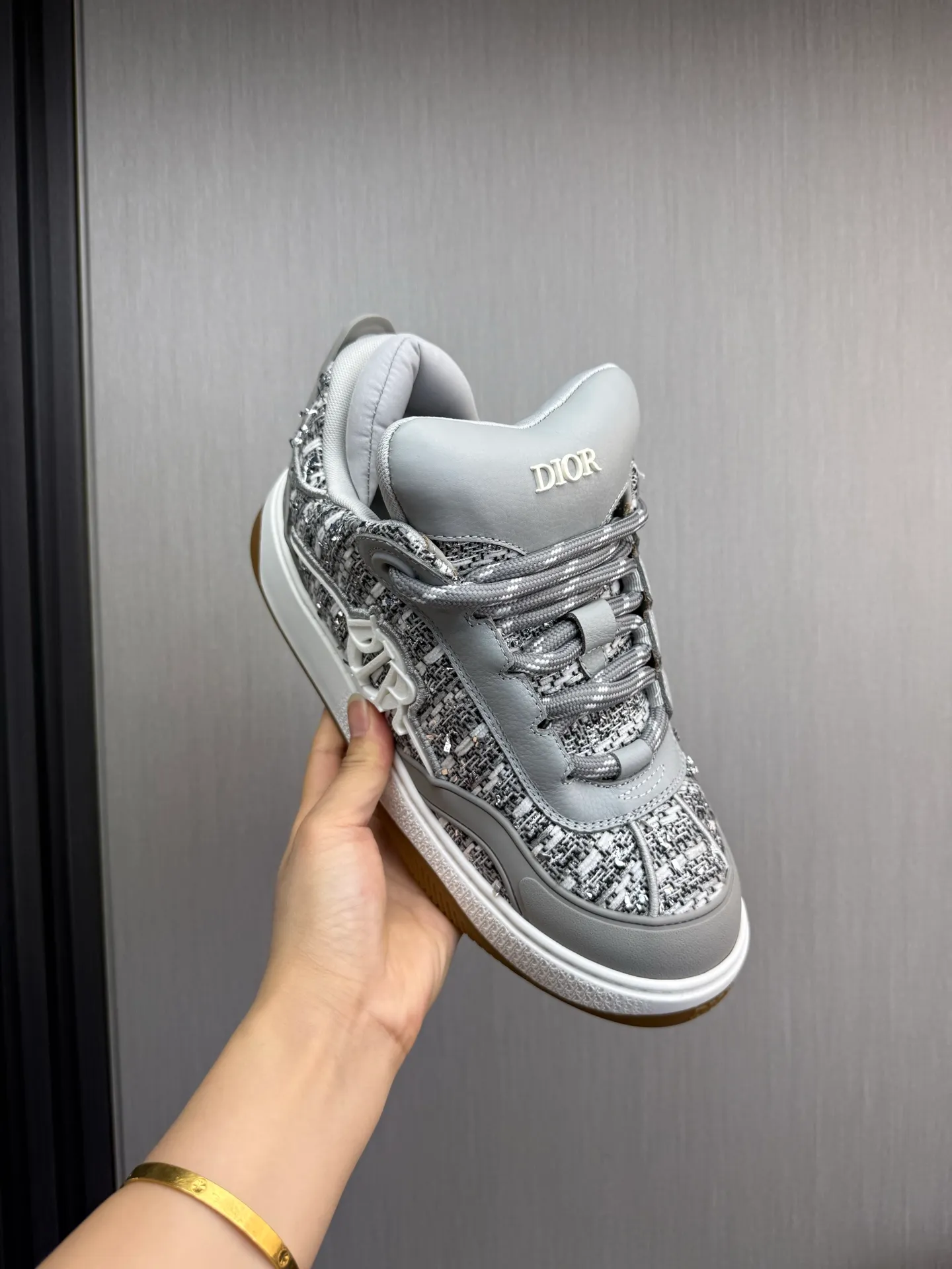Men's shoes 💰800💰 Dior sneakers enrich the classic series with fashionable retro style. Carefully crafted, they can be paired with casual looks all year round. Dad Shoes style shoes that follow the trend of the retro market ▪️ Fabric: Original custom embroidered cowhide ▪️ Lining: Imported breathable mesh ▪️ Sole: Original molded non-slip outsole ▪️ Size: 38-45 (45 is custom-made and cannot be returned)
